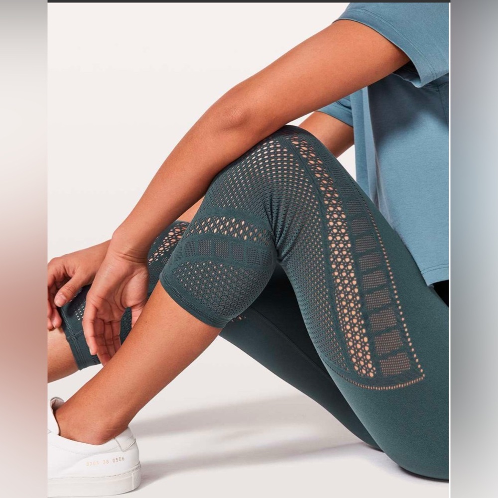 Lululemon Reveal Crop Interconnect 18” View 2